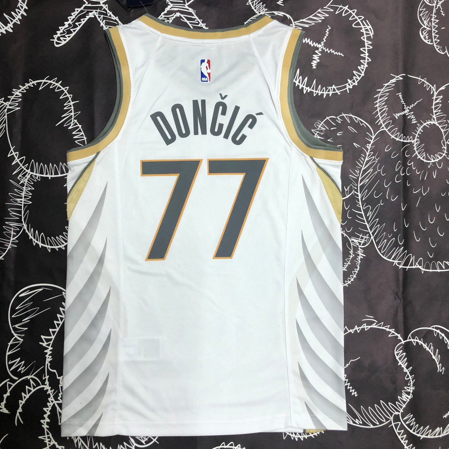 Dallas Mavericks Luka Dončić 2019/20 Nike City Edition NBA Swingman Jersey - White Gold